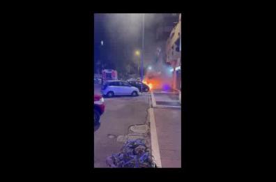 Bari, paura in via Camillo Rosalba: motore auto diesel prende fuoco