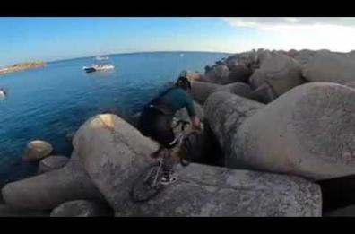 Brumotti è a Leuca: le acrobazie con la bici sono sui frangiflutti 