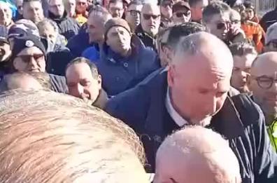 Taranto, momenti di tensione durante il presidio dei lavoratori dell'ex Ilva