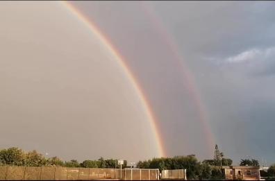 Momento magico a Polignano: nei cieli appare un doppio arcobaleno 