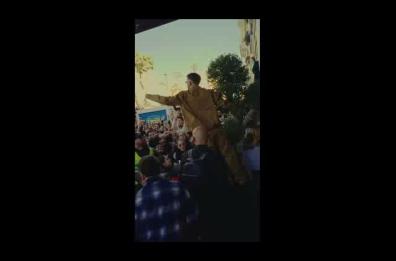 Sanremo, Rocco Hunt consegna per strada ai fan il «pacco da giù»: la folla è pazza di lui