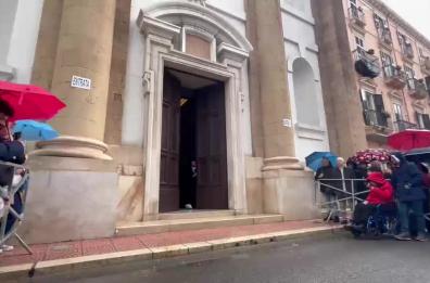 Riti della Settimana Santa a Taranto, il portone della chiesa del Carmine si spalanca: ecco la prima posta dei perdoni