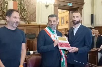 Bari, il sindaco Decaro consegna le chiavi della città a capitan Valerio Di Cesare