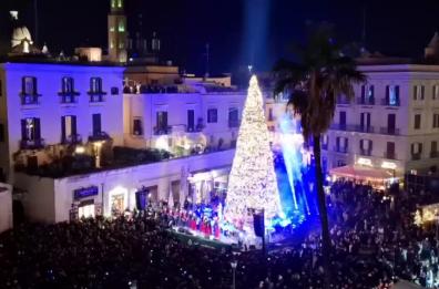 Bari, illuminato l'albero di Natale in piazza del Ferrarese: al via i festeggiamenti  