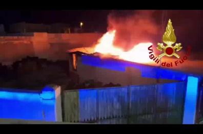 Casalabate, incendio danneggia casa e negozio di ortofrutta: indagini