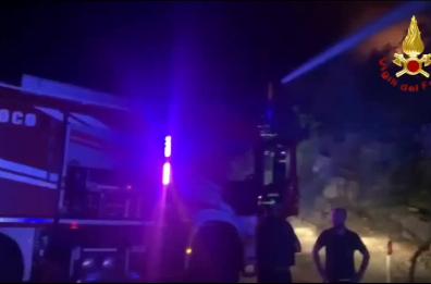 Incendio nella notte sulla strada panoramica di Santa Cesarea Terme: lambito centro sportivo