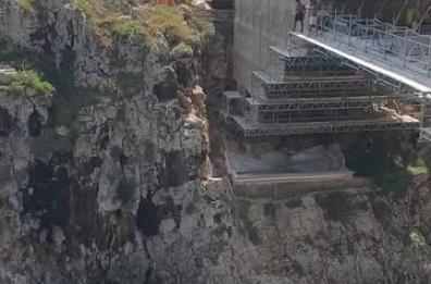 Tuffi proibiti nel cantiere del ponte del Ciolo: la follia finisce online