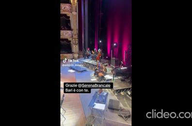 Decaro sul palco con Serena Brancale al Petruzzelli per l'ultima data del tour: il duetto è da applausi