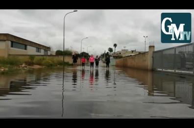 Ceglie Messapica, la strada si allaga e i cittadini fanno acquagym