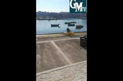 Bari, pedala in mare su bici «galleggiante»: la simpatica trovata di un pescatore