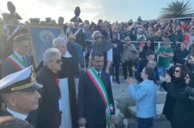 San Nicola va per mare, ed è festa