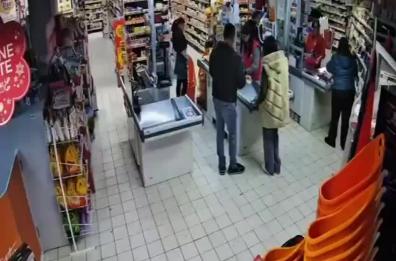 &laquo;Buonasera a tutti, dateci i soldi&raquo;: a Cerignola rapinano un supermercato armati di cacciavite, il video &egrave; virale 