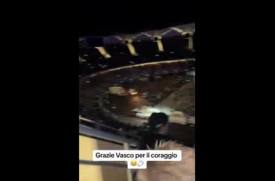Proposta di matrimonio al concerto di Vasco a Bari: il video fa impazzire il web