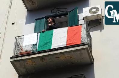 Bari, la reazione al virus: gente sui balconi canta inno di Mameli, applausi per medici e infermieri 