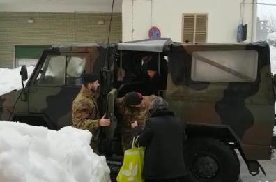 I bersaglieri del 7° Reggimento di Altamura della Brigata Pinerolo impegnati nell'emergenza neve nel Teramano