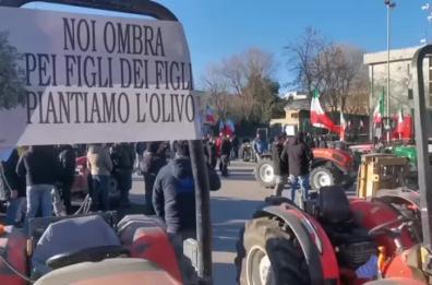 Protesta trattori a Barletta: 200 mezzi sfilano nelle strade