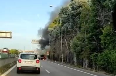 Bari, l'auto va a fuoco in tangenziale: traffico bloccato sulla statale 16