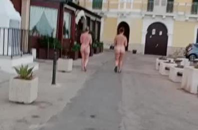 Gallipoli, passeggiata "hot" di due turiste a prima mattina