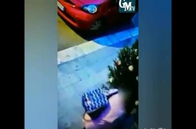 Bitonto, la nonnina fa «shopping» e ruba le palle dall'albero di Natale per strada