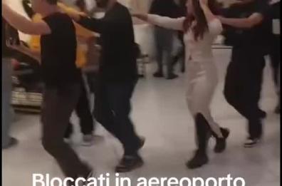 Volo in ritardo per Budapest e il capodanno a Bari si festeggia nel gate