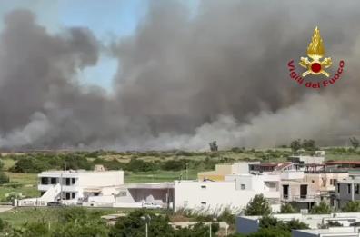 Inferno di fiamme a Ugento, inizia la bonifica e il sindaco ringrazia tutti