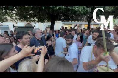 Putignano, festa per il neosindaco Vinella, Emiliano scatenato canta «Oi vita mia»