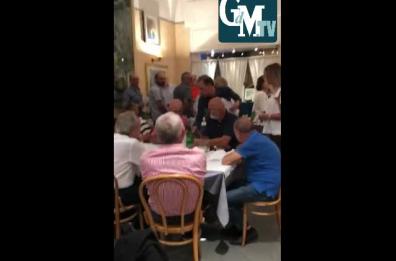 L'ultima cena del Continental a Bari: i clienti cantano «Senza te» e lo chef si commuove