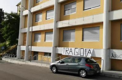 Potenza, "Tra gioia e dolori, grazie Itigeo": lo striscione degli studenti prima degli esami