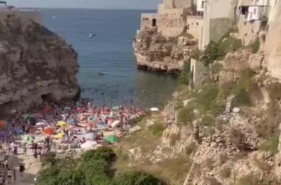 Polignano a Mare, turista si tuffa da 32 metri di altezza da una casa privata