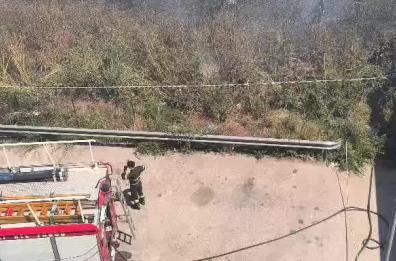 Taranto, fiamme in via Mar Piccolo al rione Tamburi. I residenti alla Gazzetta: «Non ce la facciamo più»