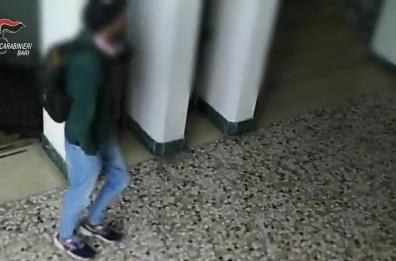 Bari, si intrufolava nelle scuole per rubare pc e denaro: arrestato 40enne di Barletta, incastrato dalle telecamere VIDEO