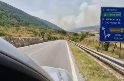 Incendio nel Foggiano, chiusa strada provinciale per San Severo