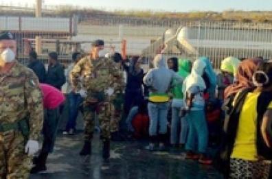 Migranti: 100 espulsi
 da hotspot di Taranto 