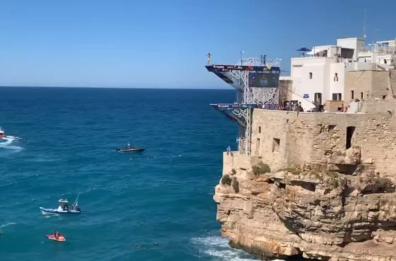 A Polignano a Mare gli spettacolari tuffi a mare della Red Bull Cliff Diving World Series