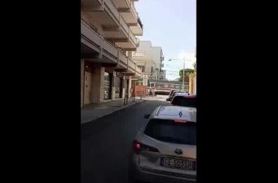Monopoli, il treno passa ma le sbarre del passaggio a livello sono alzate: paura in città