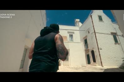 Nuova Scena 2, fuori i primi episodi: la clip di Geolier e MadMan a caccia di talenti a Locorotondo