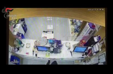 Barletta, cc arrestano rapinatore seriale: 3 colpi in un mese, l'ultimo in concorso con un minore