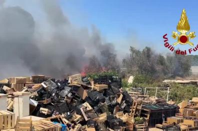 Sp4  in direzione Villa Convento, in fiamme deposito di cassette in legno e plastica