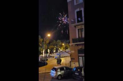 Bari, tornano i fuochi d’artificio all'Umbertino: «Forse si festeggia la fine delle ferie» IL VIDEO