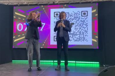 Claudio Cecchetto fa ballare Casamassima al ritmo di «Gioca Jouer»
