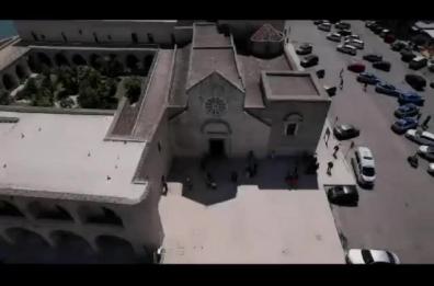 Trani, Ilarione e Ilaria e le nozze senza barriere con la Polizia di Stato. Anche la Meloni si aggiunge agli auguri