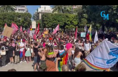 Bari Pride, la parata arcobaleno colora tutta la città. «Questa festa è dedicata al Governo Meloni» FT/VD. Il coro di Bella Ciao davanti la Prefettura
