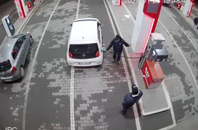 Barletta, commando assalta distributore: un rapinatore blocca a terra il benzinaio, l'altro imbraccia il fucile 