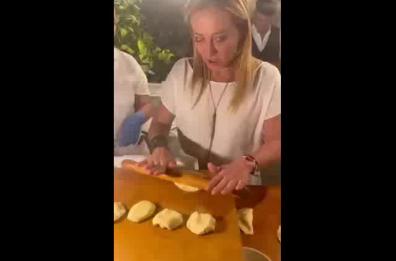 Giorgia Meloni in Puglia diventa «panzerottaia» per una notte