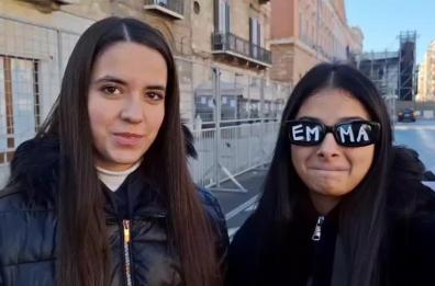 Bari, in prima fila già dal mattino per Emma: «Niente cenone, noi mangiamo il panettone con la Marrone»