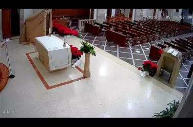 Corato, entra in chiesa, ruba le offerte indisturbata, ma le telecamere la incastrano