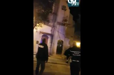 Crolla parte di una palazzina ad Andria: il video del ferimento del vvf 