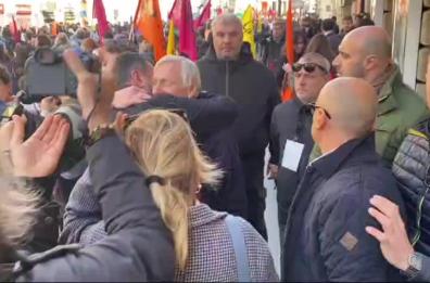 L'abbraccio a Roma tra Decaro e don Ciotti: «È la tua vita a parlare. Un galantuomo che combatte le mafie»