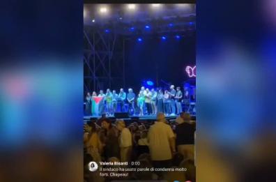 Presicce-Acquarica, la giunta sul palco di Fiorella Mannoia con la bandiera della Palestina: «Stop al genocidio»