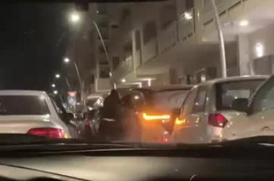Fermano il traffico e rubano una Porsche a Barletta: il video è virale